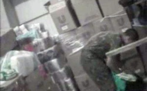 Imagens feitas com microcâmera mostram soldados do Exército levando produtos em mochilas